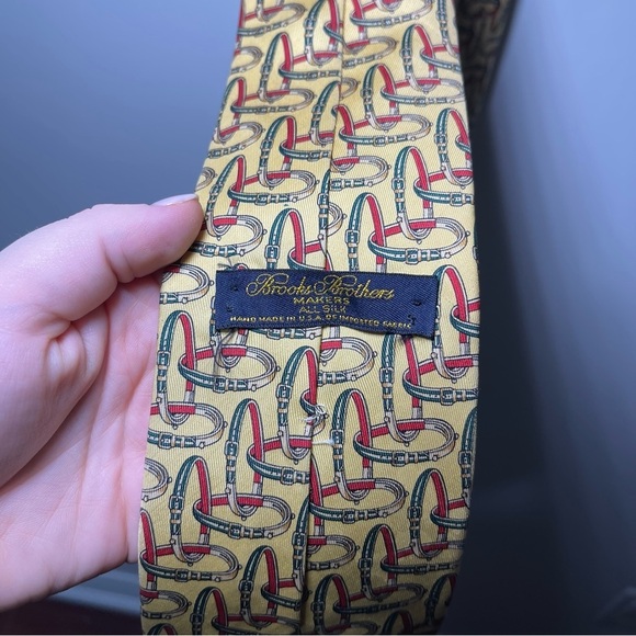 Brooks Brothers yellow & red bracelet print 100% silk career office neck tie - Picture 4 of 5